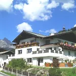 Haus Bergfried Apartamento *